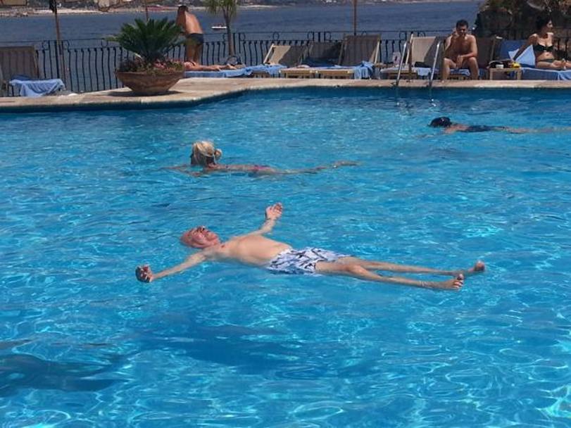 Relax in piscina d’estate